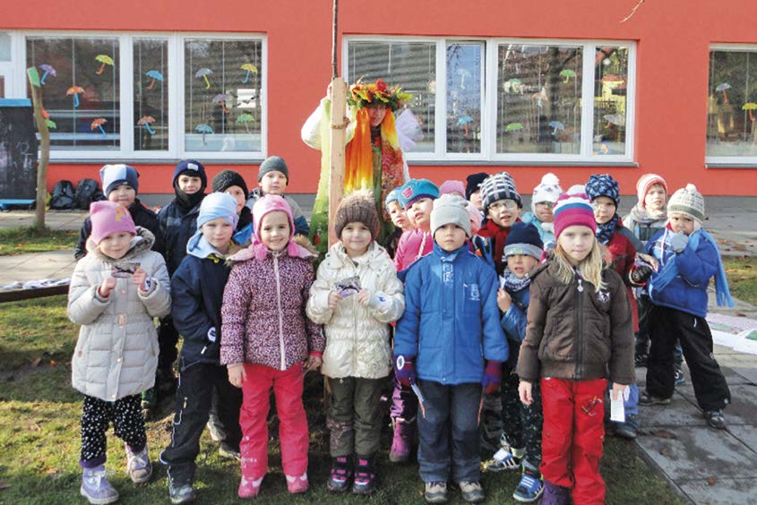 Chrlické OKO prosinec 2016 Školství Mateřská škola Šromova v projektu úvodním výukovém programu v lese u Kohoutovic, za mladšími dětmi se víla vypravila do školky a setkala se s nimi na školní