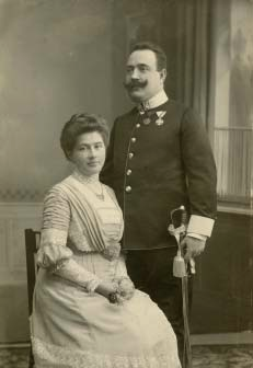 130 Darina Svobodová Julius Fučík s manželkou Christinou (1911), Sign. NM-ČMH S251/1173 dlouholetou přítelkyní Christine Hardegg, 75 s níž se seznámil v Budapešti.