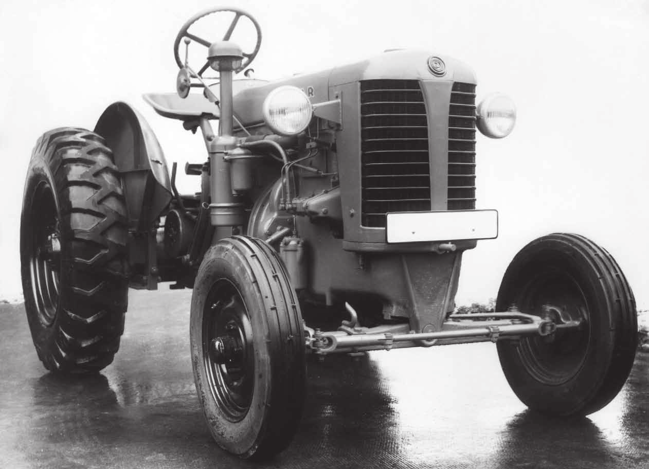HISTORIE TRAKTORŮ ZETOR Zetor 25 na jedné z prvních fotografií z roku 1946. Původní uchycení přední nápravy se později změnilo, čímž se zvětšila světlá výška o 10 cm.
