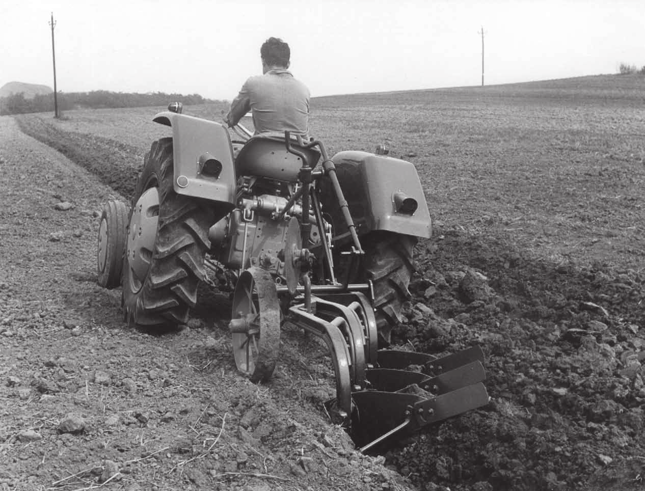 HISTORIE TRAKTORŮ ZETOR Zetor ve svém živlu K 1. 7. 1988 byl založený státní podnik Zbrojovka Brno. V roce 1990 byla od výroby traktorů oddělená výroba ložisek založená byla a. s. ZKL.