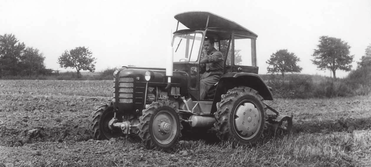 HISTORIE TRAKTORŮ ZETOR Zetor 3011 se stohovačem slámy z Agrostroje Prostějov K oblibě