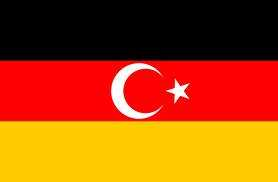 Příloha č. 2 Vlajky A) Německá vlajka s tureckým symbolem Zdroj: Politikgott [online]. [cit. 26.