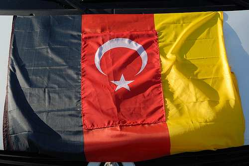 B) Německá vlajka s tureckým symbolem Zdroj: Wordpress [online]. [cit. 26. března 2011].
