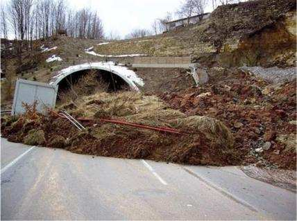 GEOLOGICKÉ PŘÍČINY Zemětřesení Tsunami Sopečná činnost Bahnotoky Sesuvy Laviny Obrázek: