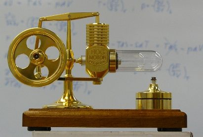 .3. ÚČINNOST TEPELNÝCH STROJŮ PRACUJÍCÍCH KONEČNOU RYCHLOSTÍ 13 Obrázek.4: Demonstrační verze Stirlingova stroje.