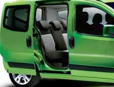 Silná osobnosť a estetika, praktický a útulný interiér s ľahko prístupnými zadnými sedadlami vďaka posuvným zadným dverám na oboch stranách vozidla.