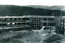 r. 1949 r. 1949 Život nové školní budovy začíná Přes problémy s vykupováním pozemků byla stavba v roce 1947 započata a její financování bylo zařazeno do Dvouletého plánu na léta 1947 1948.