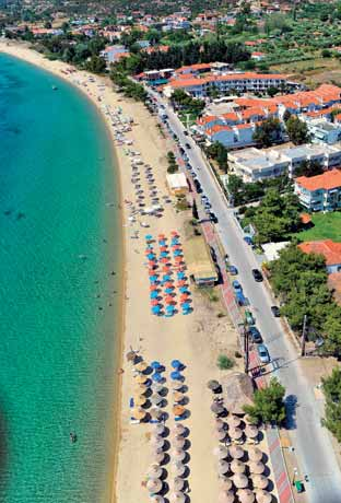 CHALKIDIKI > TORONI 141 TORONI Pokojné letovisko Toroni na západnej strane Sithónie sa tiahne pozdĺž 2 km dlhej pláže s hrubozrnným pieskom.