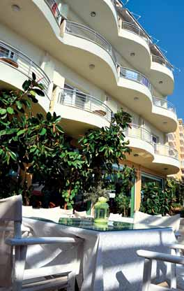 ALBÁNSKO > SARANDA 45 Hotel Epirus Keď vstúpite do areálu hotela Epirus, nadobudnete pocit, že ste sa ocitli na gréckej pôde.