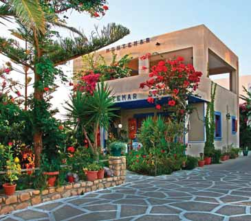 78 KARPATHOS > AMOOPI Hotel Blue Sea Pôvabná biela dvojposchodová budova rodinného hotela s tradičnými modrými okenicami stojí v peknej záhrade v príjemnom menšom letovisku Amoopi.