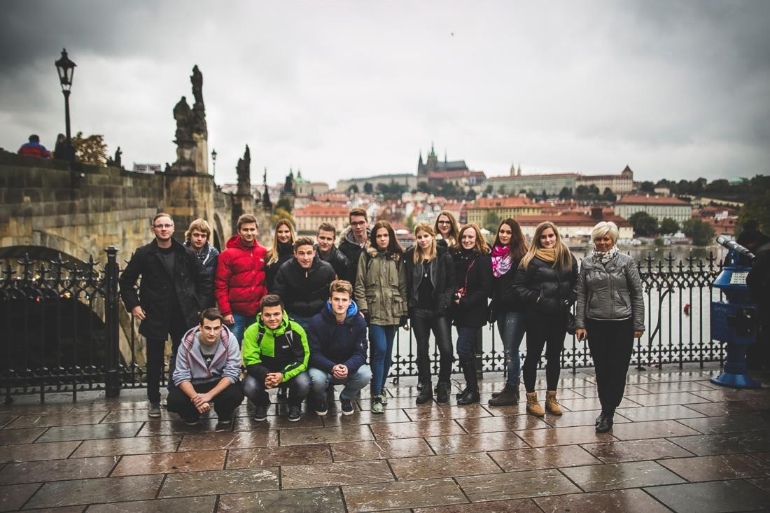 ŘÍJEN Kulturně historické exkurze maturitních tříd do Prahy 79 studentů Sbírka Bílá pastelka - tradiční akce SONS na podporu speciálních služeb nevidomých a slabozrakých 8 studentů Slavnostní