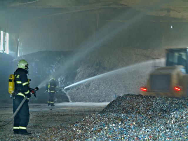 Požár haly cementárny okres Brno-venkov, Mokrá-Horákov, část obce Mokrá Ohlášeno: 26. 8. 2013 v 07.21 hod.