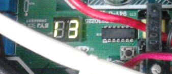 Obr. 3: LED kontrolka hlavní desky při zapnutém napájení nebo pohotovostním stavu jednotky.. Obr.