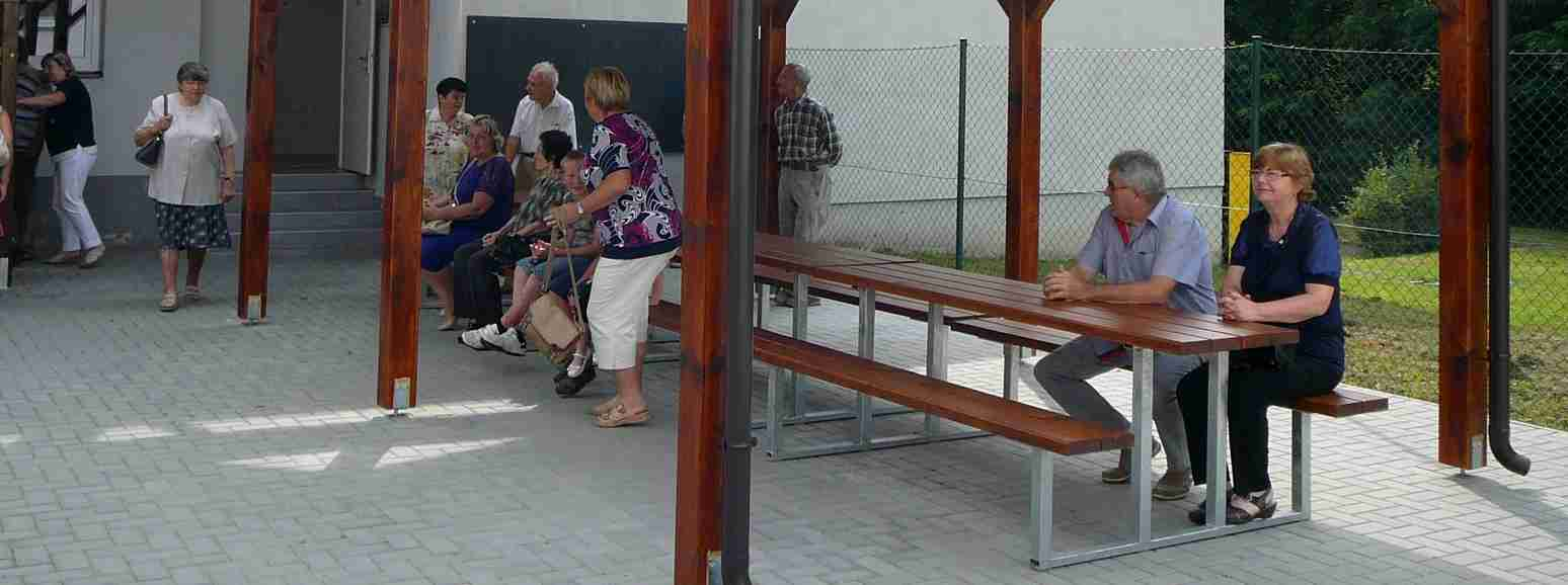 Dotace od nadace VIA PENTO, s.r.o. Sousedská základna venkovní klubovna byla slavnostně otevřena 3. 9. 2016 u příležitosti oslav 200 let školního vyučování v Hřivínově Újezdě.
