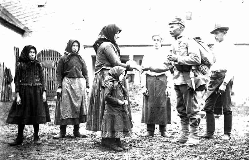 Obyvatelé vybírání pochopitelně nemají rádi a dle toho vypadá i výsledek.27 Samostatnou kapitolou je pak rekvizice měděných kotlů a zvonů v kapli. Ve vesnici se koná i řada slavností. Jsou to např.