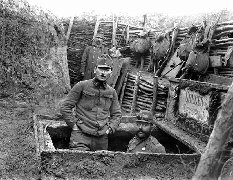 Obr. 20.: Velitel skupiny armád (frontu) genplk. PflanzerBaltin provádí inspekci III. praporu c. a k. 3. ppl. Na fotografii jsou zcela jistě zachyceni i někteří HřivínoÚježdané. Nepoznatelní.
