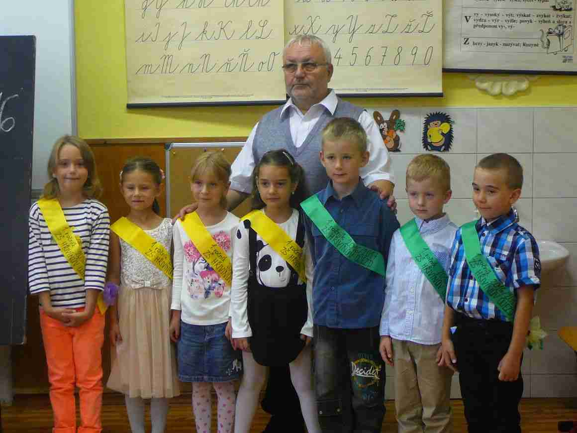 Základní škola Školství včera a dnes Když přecházím po školní chodbě, padne často můj zrak na pamětní plaketu, na níž je zachycena podoba iniciátora výstavby budovy Obecné školy v Hřivínově Újezdě v
