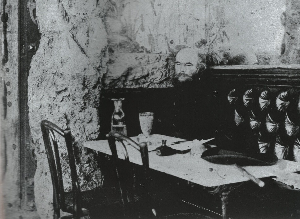 neúspěšně, po pokusu o polibek na konci schůzky jej Rimbaud udeří tak až Verlaine omdlí. Od té doby se pak již nikdy s Rimbaudem neshledá.