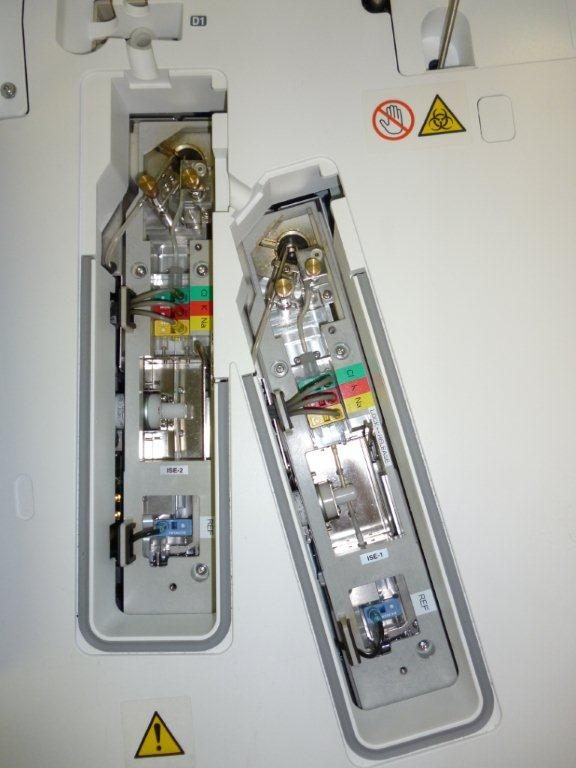 Obr. 2.1: Dvě jednotky ISE modulu V jednotce jsou zabudovány tři ion-selektivní elektrody, každá senzitivní pro jeden druh iontu draslíkové a sodíkové ionty a chloridy a jedna referenční elektroda.
