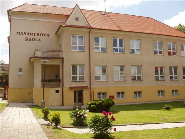 1. Úvod Základní škola T.G.Masaryka má devět tříd pro 1. - 5. ročník, pracuje zde pět oddělení školní družiny. Je umístěna v krásném prostředí u dětského hřiště.