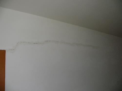 Trhliny v interiéru Obrázek 22: Na vnitřních nenosných příčkách