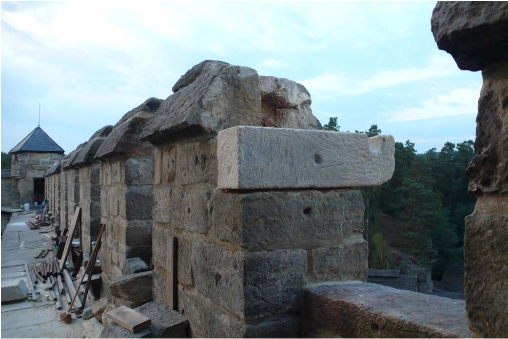 rozhodnuto tento blok vyměnit za kopii původního háku (obr 19). 19) Hrad Kost, severovýchodní hradba jádra hradu, detail výměny krakorcového háku (foto T. Rafl 2012). ii.