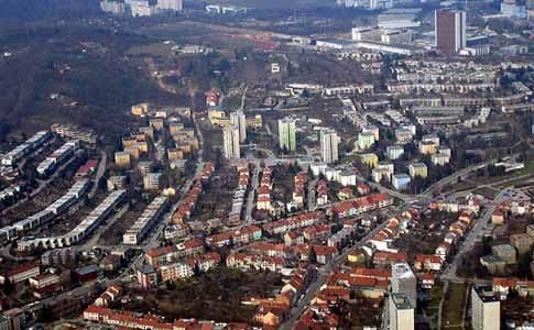 Pohled na Žabovřesky pořízený při vyhlídkovém letu nad Brnem dne 10. 4. t.r. nám zaslal pan mgr. Petr Odvářka z ulice Vychodilovy. Redakce děkuje Dvakrát měř a jednou řež.