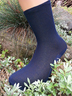 Dámské a pánské ponožky s volným lemem Zdravotní ponožky s žebrovaným ůpletem a jemnou gumičkou pouze v horním řádku ponožky.