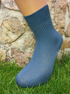 Dámské a pánské ponožky ze 100% bavlny Ponožky v klasickém střihu s žebrovaným ůpletem a řetízkovanou špicí. Vhodné pro potivé nohy či ekzematiky. V každé velikosti jiné žebrování pro lepší rozeznání.