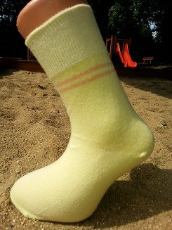 Dětské ponožky s pruhem Dětské ponožky v hladkém provedení v klasickém střihu s elastanem. Matreiál 80% bavlna, 15% polypropylen, 5% elastan.