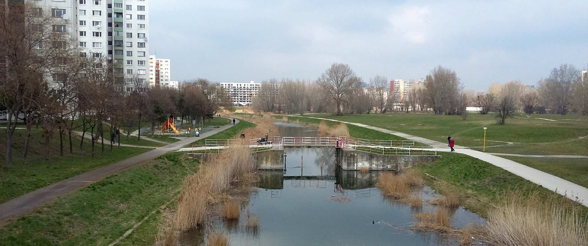 A 1 B C D E NÍZKÁ PROTIHLUKOVÁ CLONA BRENS TRAMVAJOVÝCH TRATÍ S RETENCÍ VODY A VEGETAČNÍM POKRYVEM G H ENVIRONMENTÁLNÍ FUNKCIONALITA NOVÝCH TRATÍ Bezpečnost: segregované trasování s