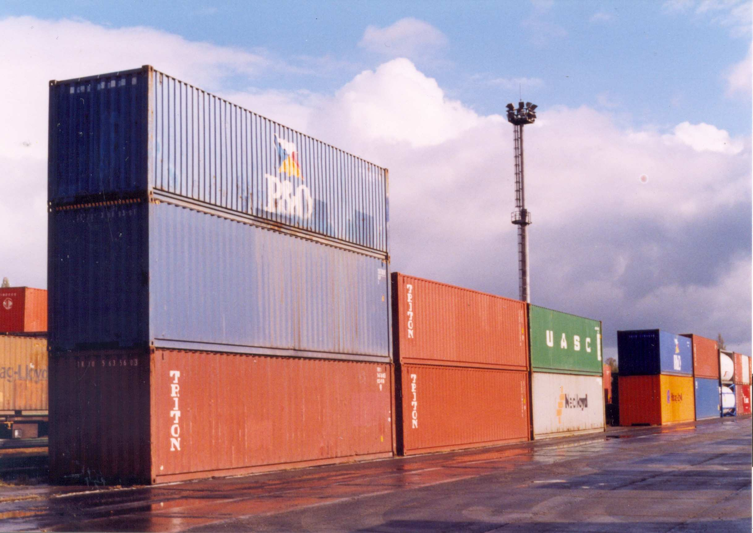 Základním prvkem kombinované dopravy jsou unifikované přepravní jednotky, kterými jsou v našich podmínkách kontejnery (viz obrázek č. 7) a výměnné nástavby.