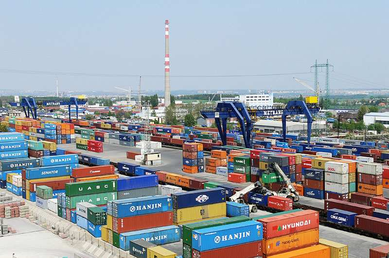 2.7 Kontejnerové terminály v ČR Manipulace a překládka kontejnerů mezi jednotlivými druhy dopravy se provádí v překladištích neboli v terminálech.