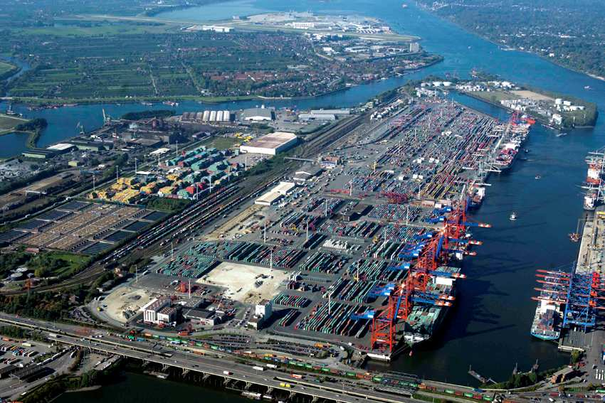 Poloha v centrální části Evropy a chybějící spojení s mořem nutí ČR při zabezpečování exportu a importu ze zámoří používat námořní přístavy přímořských států.