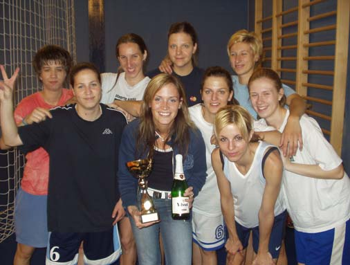 ÚSPEŠNÁ SEZÓNA FTVŠ UK Družstvo žien FTVŠ UK Bratislava v školskom roku 2005/ vyhralo vysokoškolskú ligu v Bratislave bez jedinej prehry.