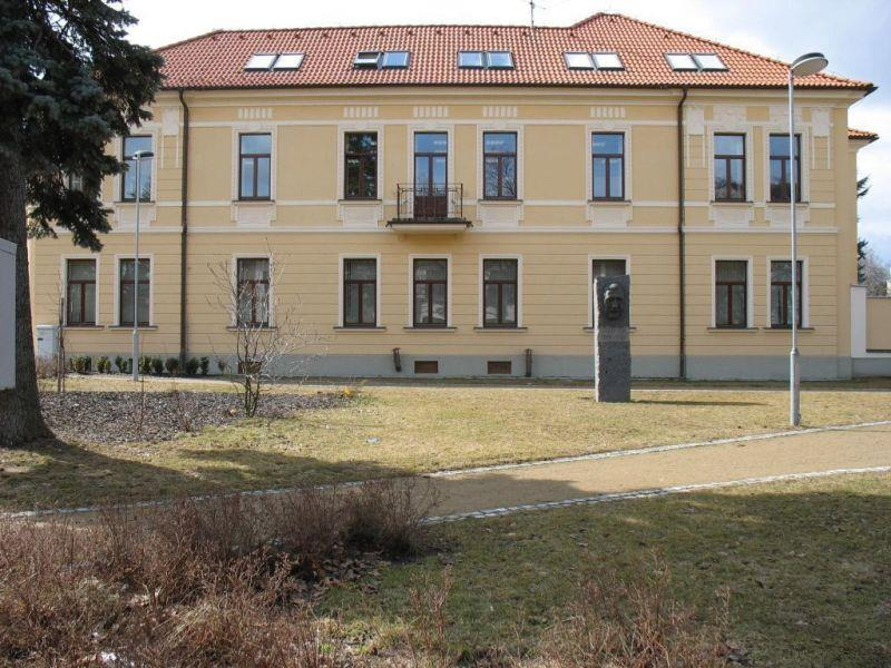 1. Základní údaje o škole Název: Základní umělecká škola J. Suka Benešov Základní umělecká škola J. Suka je zřízena městem Benešov Zřizovací listinou ze dne 5. 3.