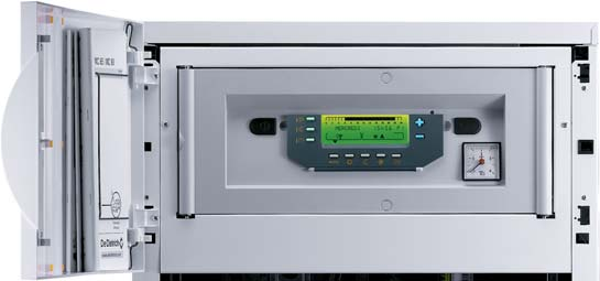 OVLÁDACÍ PANEL DIEMATIC 3 Ovládací panel DIEMATIC 3 je komfortně vybavený panel, který z výroby zahrnuje programovatelnou elektronickou regulaci, která upravuje teplotu kotle prostřednictvím hořáku