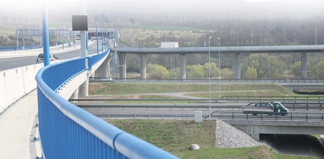 STRANA 2 Mohu do toho mluvit Tentokrát v naší pravidelné rubrice otiskujeme poměrně rozsáhlou reakci jednoho z občanů Komořan, který se osobně zúčastnil veřejného setkání v Modřanském biografu 9.
