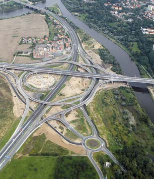 Požaduji ale provést veškerá opatření (protihluková, protiprachová apod.), aby nebyli poškozeni obyvatelé bydlící v bezprostředním okolí. Mgr.