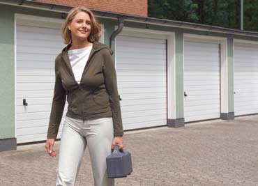 30 dní* doba nabíjania: 5 10 hodín** hmotnosť: 8,8 kg rozmery: 320 x 220 x 115 mm * pri priemerne 4 cykloch za deň a teplote prostredia 20 C ** v závislosti od stavu nabíjania Doba prevádzky