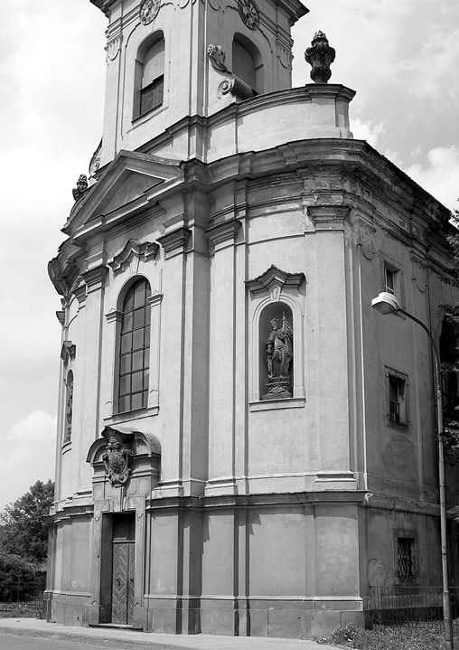 PrÛzkumY památek XI - 2/2004 projevující se právě jen v dominující partii středního vstupu.