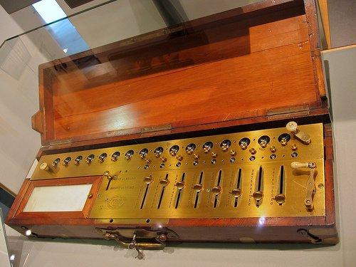 V roku 1820 si dal vynálezca Charles Xavier Thomas de Colmar patentovať mechanický