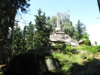 Vysoký kámen Kopec 49 5'14.05"N 15 11'9.15"E Vrch (738 m) leží asi 5 km jižně od Kunžaku a asi 25 km jihovýchodně od Jindřichova Hradce.