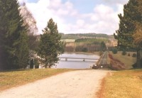 Stavba přehrady byla dokončena v roce 1981. Za ní je představná nádrž k údolní nádrži Švihov (na řece Želivce již mimo popisované území), která je zásobárnou pitné vody pro Prahu.