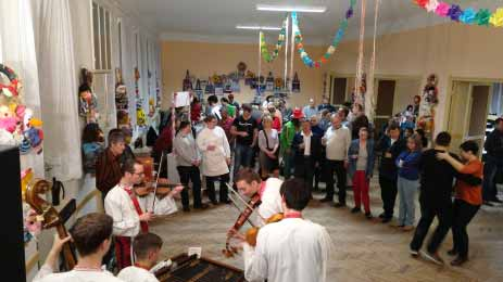 Rodný kraj Marie Čápová Krásná je krajina, která lesem zdobena. Kde všechno krásou oděné, tak dojemné a kouzelné, Radost nese všem, kdo přírodou je provázen. V maršovských vinohradech vinná réva voní.