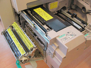 Produkty Svět tisku 02/2007 38 Snadnou obsluhu zařízení imagepress C1 zajišťuje ovládací panel v podobě velké, dobře čitelné dotykové LCD obrazovky Zdokonalená je také automatická kalibrace tiskového