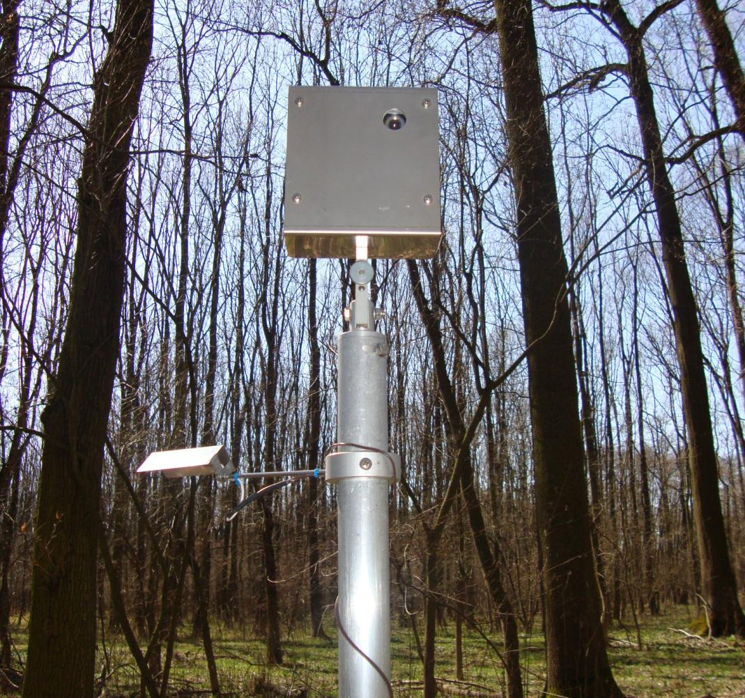 fenologických fází pozorovatelem a fenokamerou v kontextu s naměřenými meteorologickými údaji. Obr. 5 Umístění fenokamery na zastíněném stanovišti, v porostu lesa 4.3.