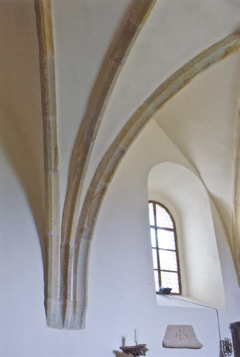 Obr. 12. Vícov (u Přeštic, okr. Plzeň-jih), kostel sv. Ambrože. Potrojný výběh klenebních žeber na severní stěně presbyteria. (Foto R. Kodera, 2011) Loď kostela sv.