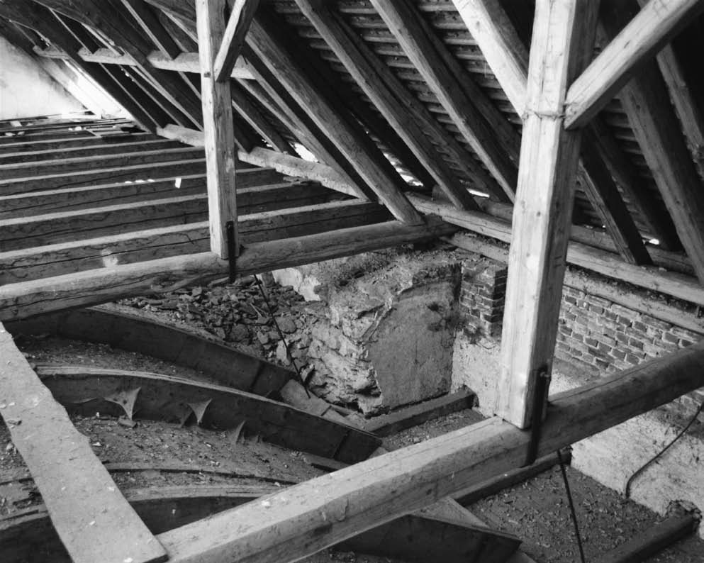 Obr. 15. Miřkov, kostel sv. Víta. Pohled v půdním prostoru nad lodí na torzo západní obvodové zdi při jihozápadním nároží středověké lodi. (Fotoarchiv Národního památkového ústavu, ú. o. p. v Plzni, foto J.