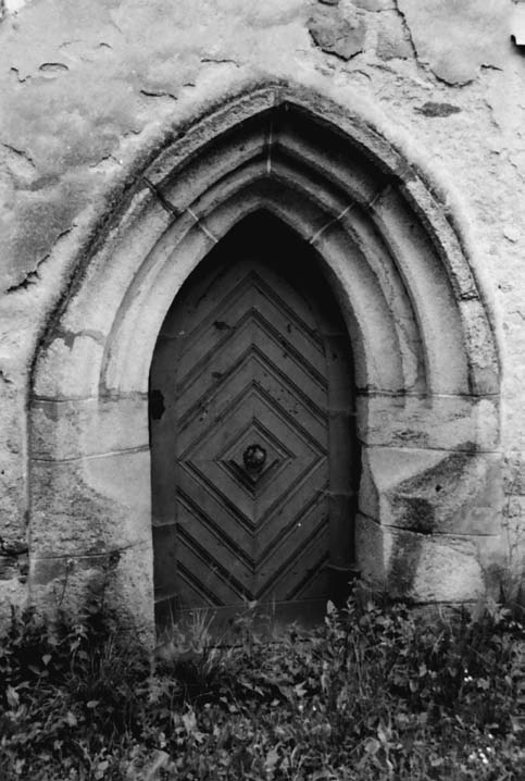 Obr. 16. Křakov, kostel sv. Václava. Západní vstupní portál. (Fotoarchiv Národního památkového ústavu, ú. p., foto V. Uher, 1981) roce 1313, ale dokončené až někdy v sedmdesátých letech 14.
